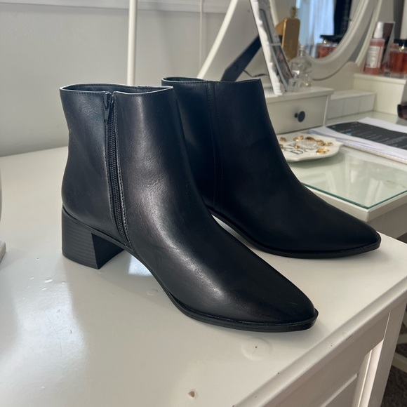BRAND NEW BLACK ANKLE BOOTIES Joe Fresh Size 10 - Picture 3 of 3